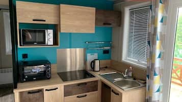 Een koelkast, een microgolfoven, een kookplaat, een vaatwasser