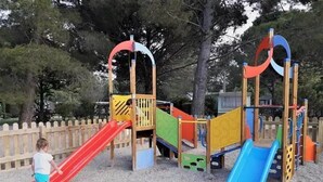 Un parque infantil con toboganes y estructuras para escalar.