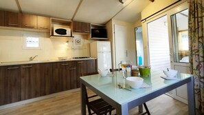 Kühlschrank, Mikrowelle, Herdplatte