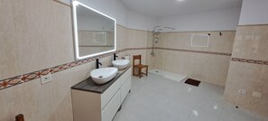 Ducha, toallas, jabón y champú