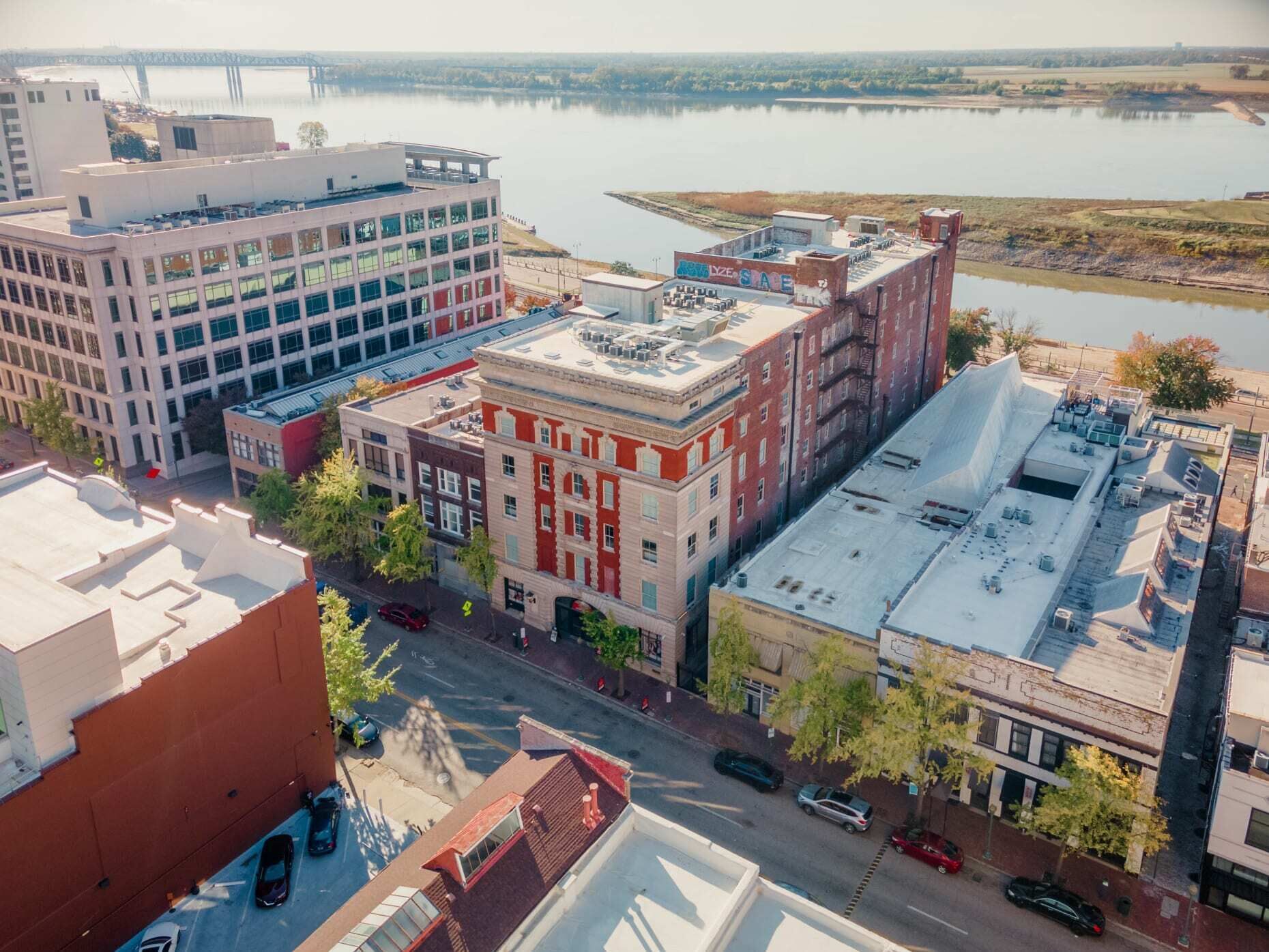 Urban Oasis: Stylish 2/2 Condo in the Heart of Downtown Memphis!