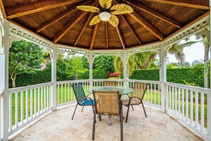 Outdoor dining - Danselis Farm House (Miami)