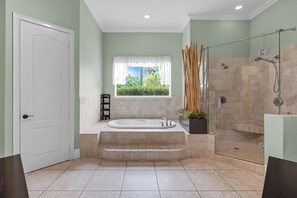 Haartrockner, Handtücher, Seife, Toilettenpapier