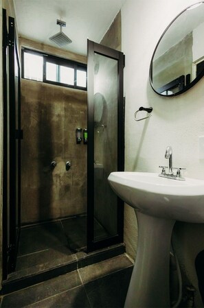 Shower, rainfall showerhead, free toiletries, hair dryer