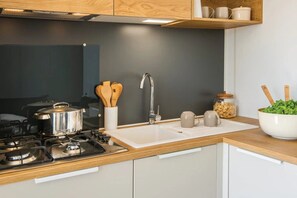 Réfrigérateur, micro-ondes, plaque de cuisson, lave-vaisselle