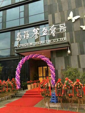 Un edificio con un letrero que dice 'LORGEM HEALTH CLUB'.