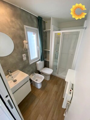 Bathroom - ZEcamping 2 étoiles pataugeoire fitness mobil-home TV clim 26m2 5 pers (Pietra Ligure)