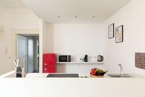 Apartamento Deluxe, 2 habitaciones | Zona de estar | Televisión LED de 32 pulgadas con canales digitales
