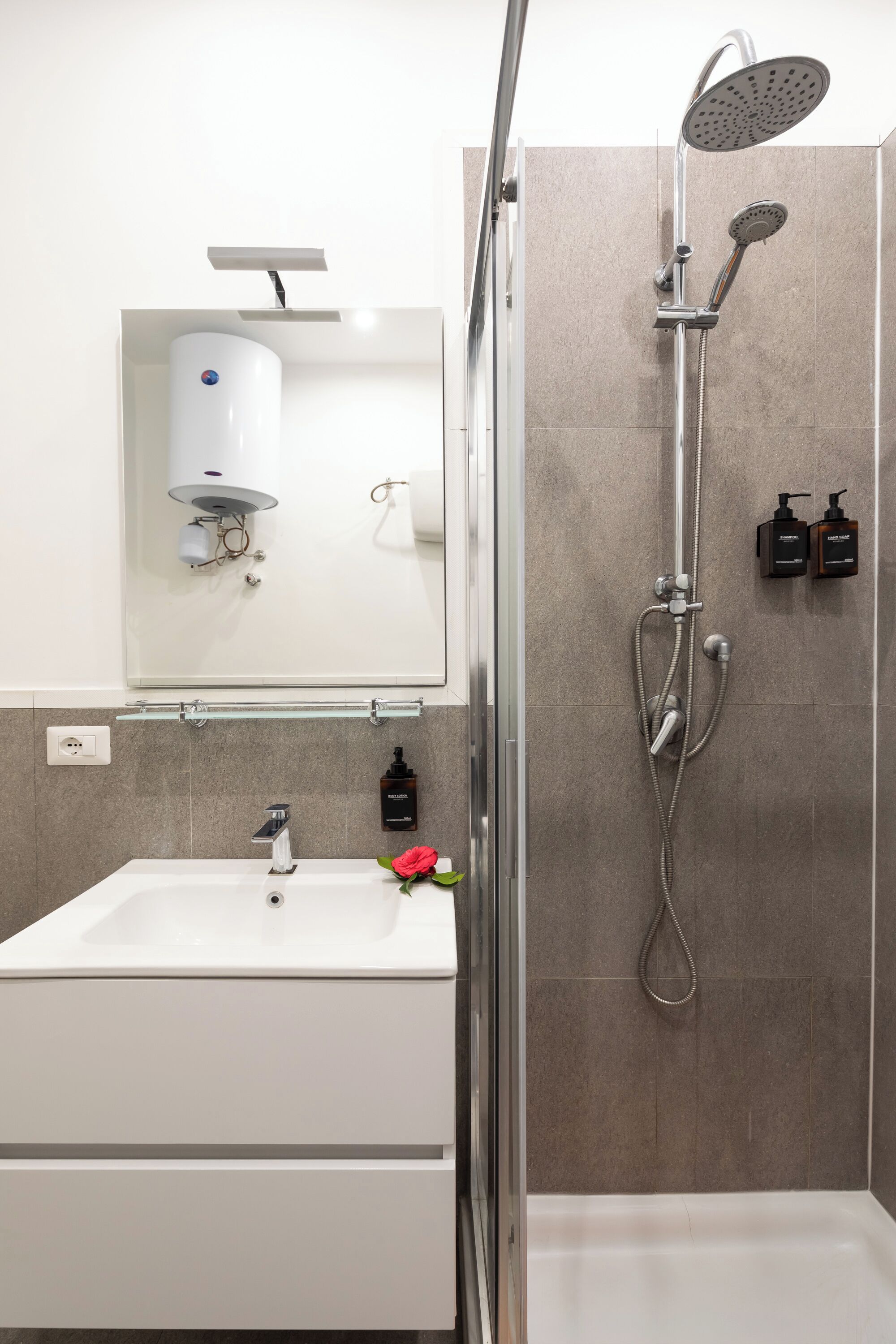Apartament Deluxe, 2 dormitoris | Bany | Dutxa, assecador de cabells, tovalloles i sabó 