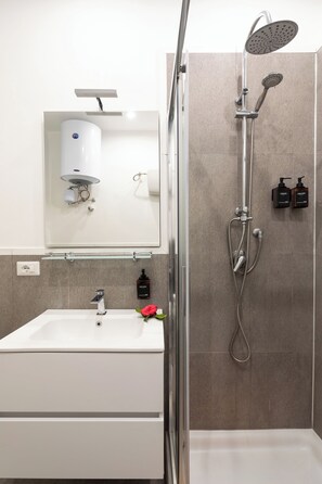 Deluxe-huoneisto, 2 makuuhuonetta | Kylpyhuone | Suihku, hiustenkuivaaja, pyyhkeet, saippua