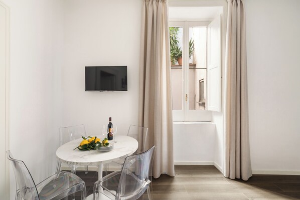 Apartament Deluxe, 2� dormitoris | Sala d'estar | Televisor LED de 32 polzades amb canals digitals 