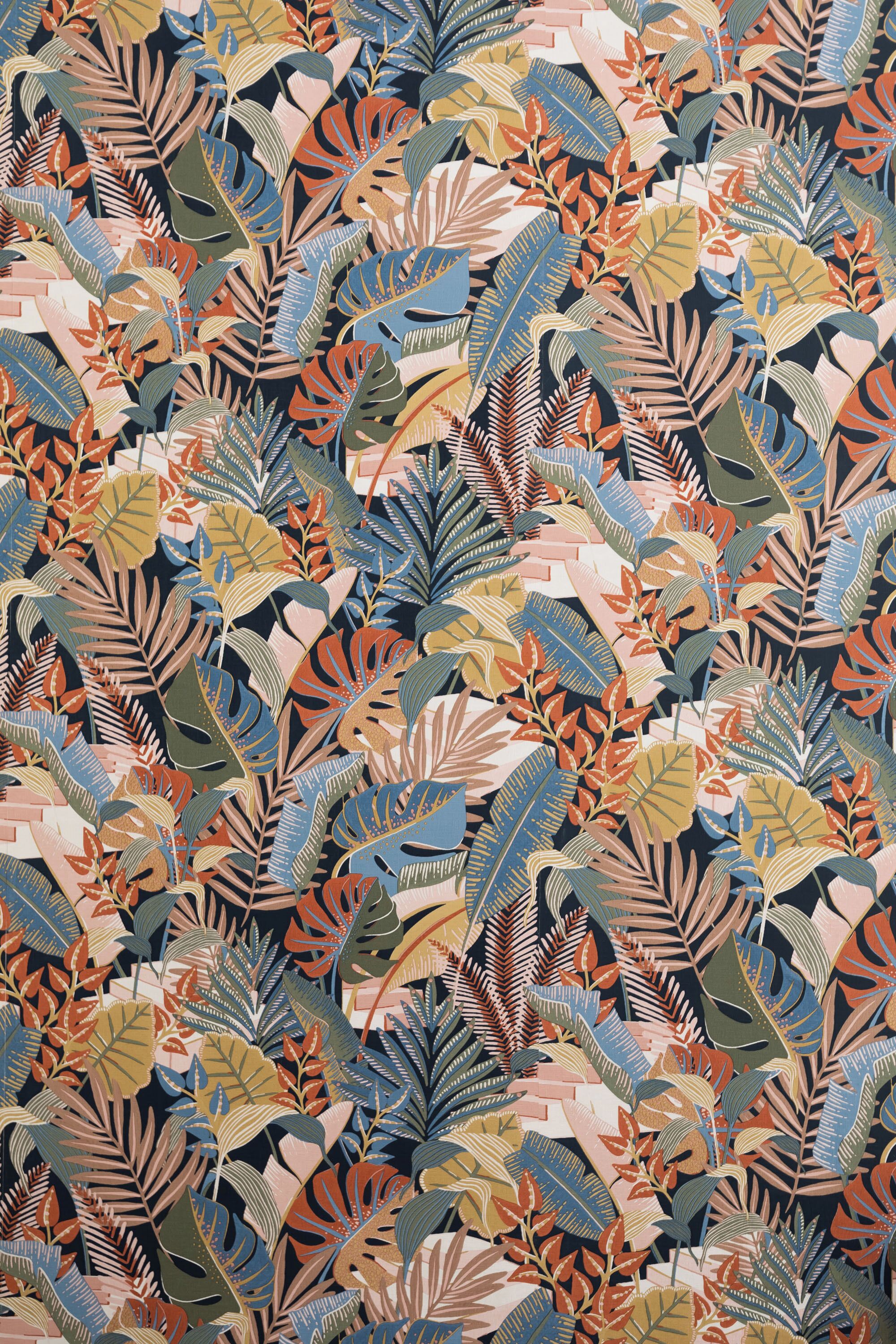 Un motif représentant des feuilles et des branches tropicales.