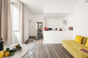 Deluxe-huoneisto, 2 makuuhuonetta | Oleskelualue | 32–tuumainen LED-televisio, jossa digitaalikanavat