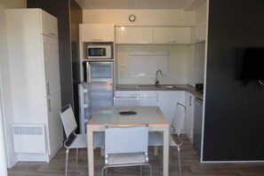 Kylskåp, mikrovågsugn, spishäll och diskmaskin