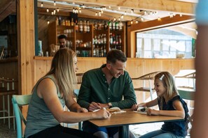 Dining - ZEcamping 5* familial parc aquatique chiens acceptés fitness tente TV (Quimper)