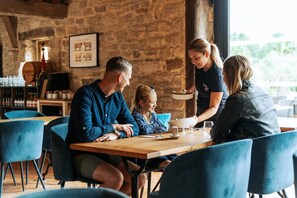 Dining - ZEcamping 5* familial parc aquatique chiens acceptés fitness tente TV (Quimper)