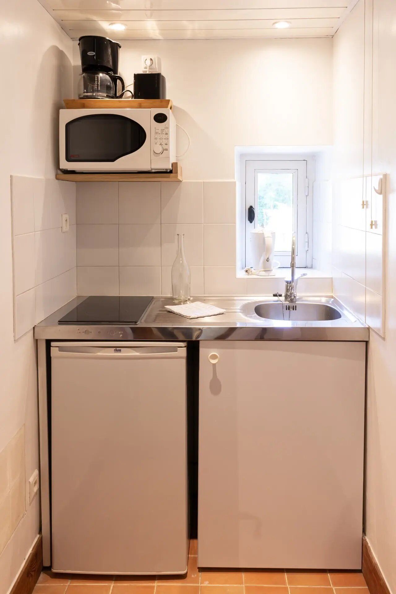 Kühlschrank, Mikrowelle, Herdplatte, Toaster