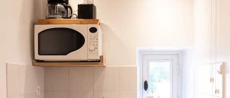 Kühlschrank, Mikrowelle, Herdplatte, Toaster