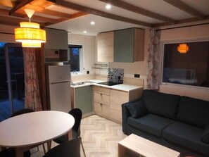 TV, ping pong - ZEcamping 3* pataugeoire 4km plage fitness locatif TV 35m2 6 pers (Pouldreuzic)