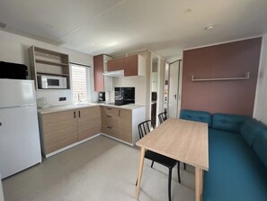 Køleskab, mikrobølgeovn, kogeplade, køkkentøj/tallerkener/redskaber