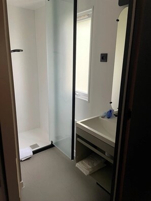 Bathroom - ZEcamping 3 étoiles piscine chauffée chiens acceptés locatif TV clim (Soreze)