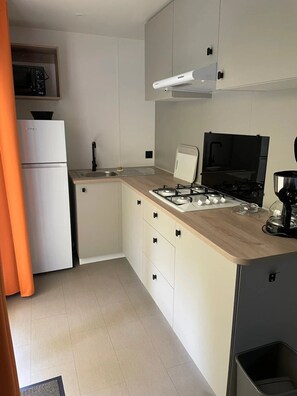 Geladeira, micro-ondas, cooktop, torradeira