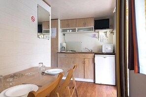 Kühlschrank, Mikrowelle, Herdplatte, Toaster