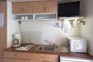 Réfrigérateur, four à micro-ondes, surface de cuisson, grille-pain