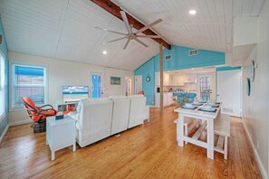 Interior - Port A Cottage by Avantstay Private Patio + Deck Designed for Groups (Port Aransas)