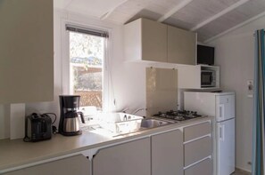 Réfrigérateur, micro-ondes, plaque de cuisson