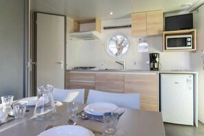 Fridge, stovetop - Camping 3 étoiles - Piscine - ccaaafg (Arles)