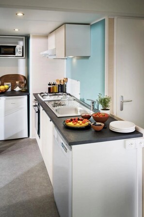 Geladeira, micro-ondas, cooktop, torradeira