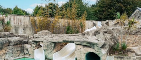 Una piscina cubierta, una piscina climatizada