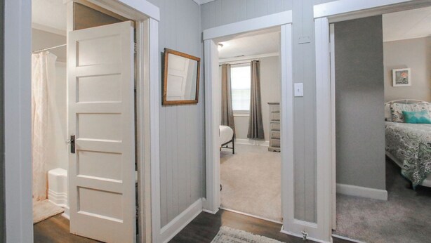 Un pasillo con una puerta que da a un dormitorio.