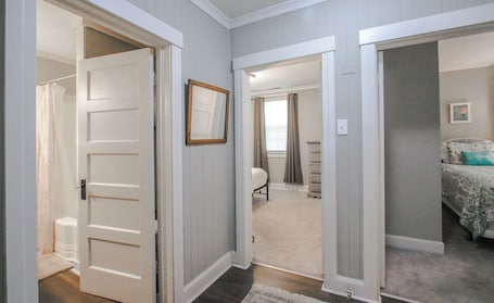 3 bedrooms, iron/ironing board, WiFi, bed sheets. Pink Door Cottage is a storybook cottage close to everything!