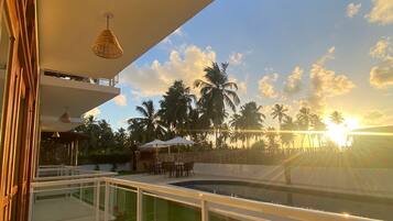 Frigobar, escrivaninha, espaço de trabalho para notebook