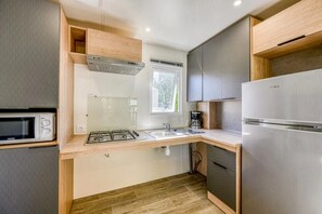 Kylskåp, mikrovågsugn och spishäll