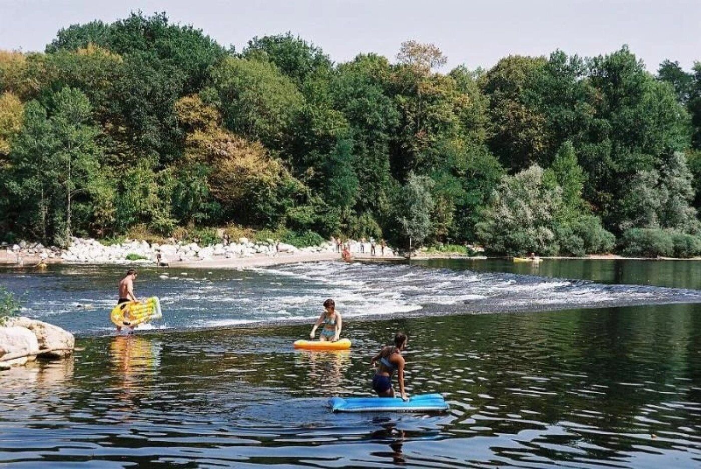 Un río con gente en balsas inflables.