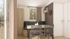 Una habitación con ventana, sofá, mesa y dos sillas.
