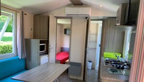 Kylskåp, mikrovågsugn och spishäll