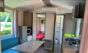 Fridge, microwave, stovetop, toaster - ZEcamping 3* locatif TV clim 24m2 4 pers (Castelnau-Picampeau)