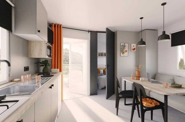 Réfrigérateur, micro-ondes, plaque de cuisson