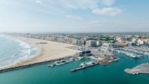 An aerial view of a coastal city with a marina, beach, and dense urban area. - ZEcamping 4* animé 3km plage piscine chauffée tente TV BBQ clim 16m2 (Canet-en-Roussillon)