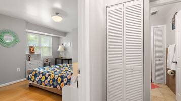 3 habitaciones, escritorio, tabla de planchar con plancha y wifi gratis