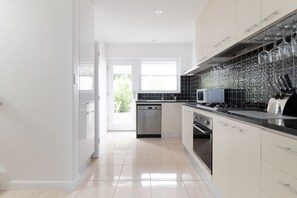 冰箱、微波炉、烤箱、炉灶