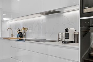 Wasserkocher mit Kaffee-/Teezubehör, Kühlschrank, Mikrowelle, Ofen