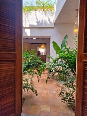 Suite Supérieure, 1 très grand lit, salle de bains privée, vue jardin | Vue de la chambre