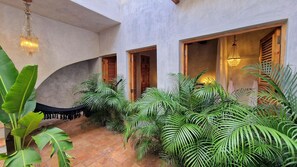 Suite Supérieure, 1 très grand lit, salle de bains privée, vue jardin | Terrasse/Patio