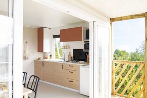 Køleskab, mikrobølgeovn, kogeplade, opvaskemaskine