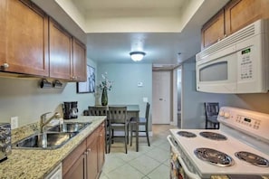 Fridge, microwave, oven, stovetop - Affordable & Modern Condo Near Vegas Strip (Las Vegas)